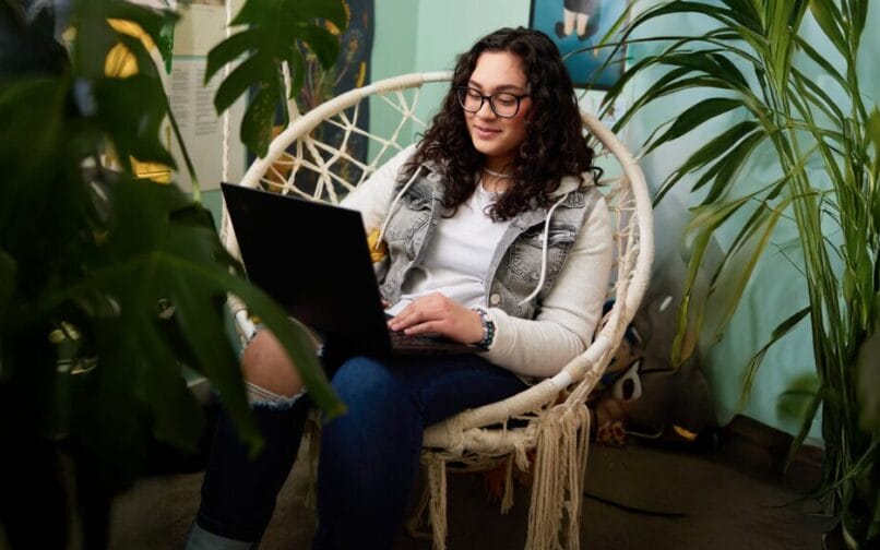 girl student with computer